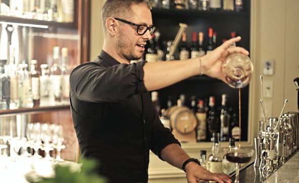 konjaksvärlden - en bartender blandar en drink