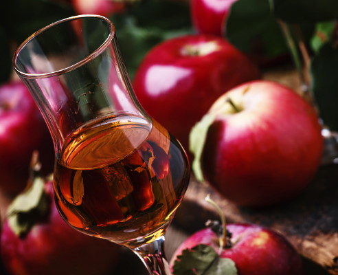 Äppelbrandy Calvados - glas och äpplen