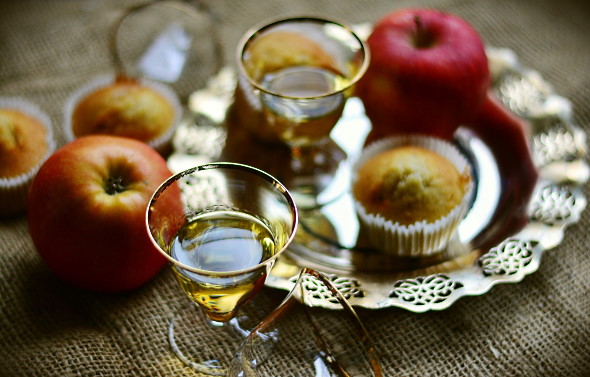 Äppelbrandy Calvados – snyggt dukat med muffins