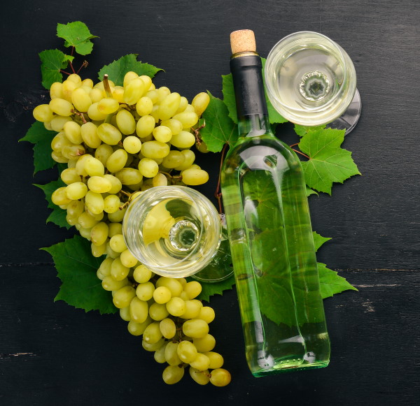 Vita viner från Italien - druvor och en nstan grön flaska vin