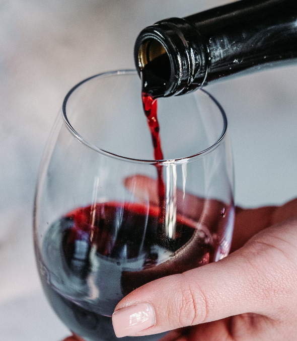 vinfrågan - ett glas vin hälls upp