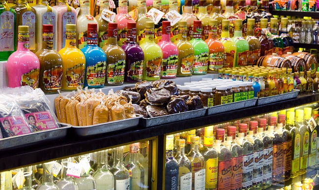Mezcal-mängder-av-flaskor-i-olika-färger