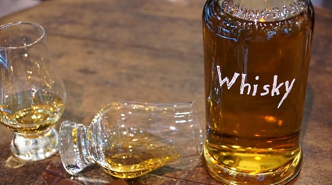 japansk whisky - en flaska och 2 glas