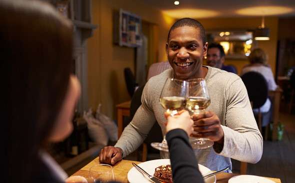 brittiska viner ett par på restaurang