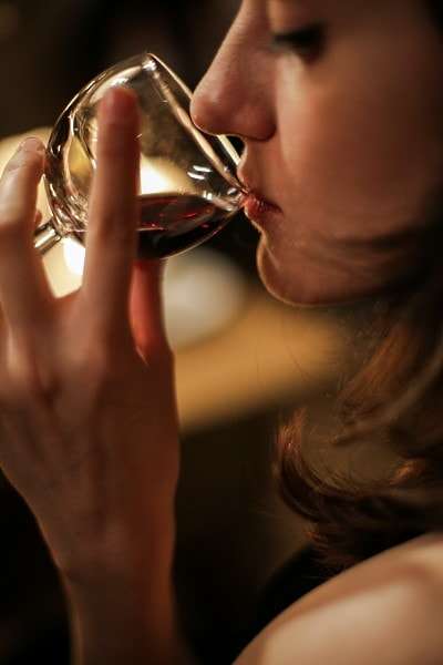 gigondas en kvinna dricker vin
