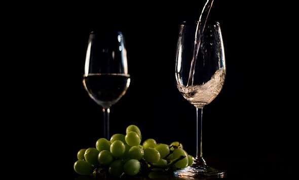 vin från Kreta - 2 vinglas och druvor