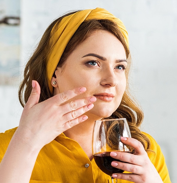 Bedöma ett vin - kvinna som doftar på glaset